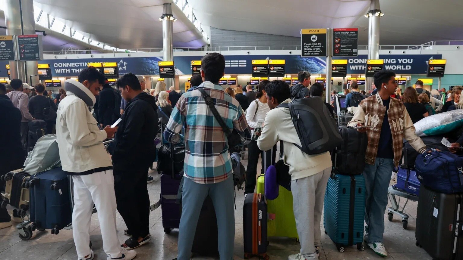 Κυβερνοεπίθεση προκαλεί χάος στο Heathrow και άλλα ευρωπαϊκά αεροδρόμια