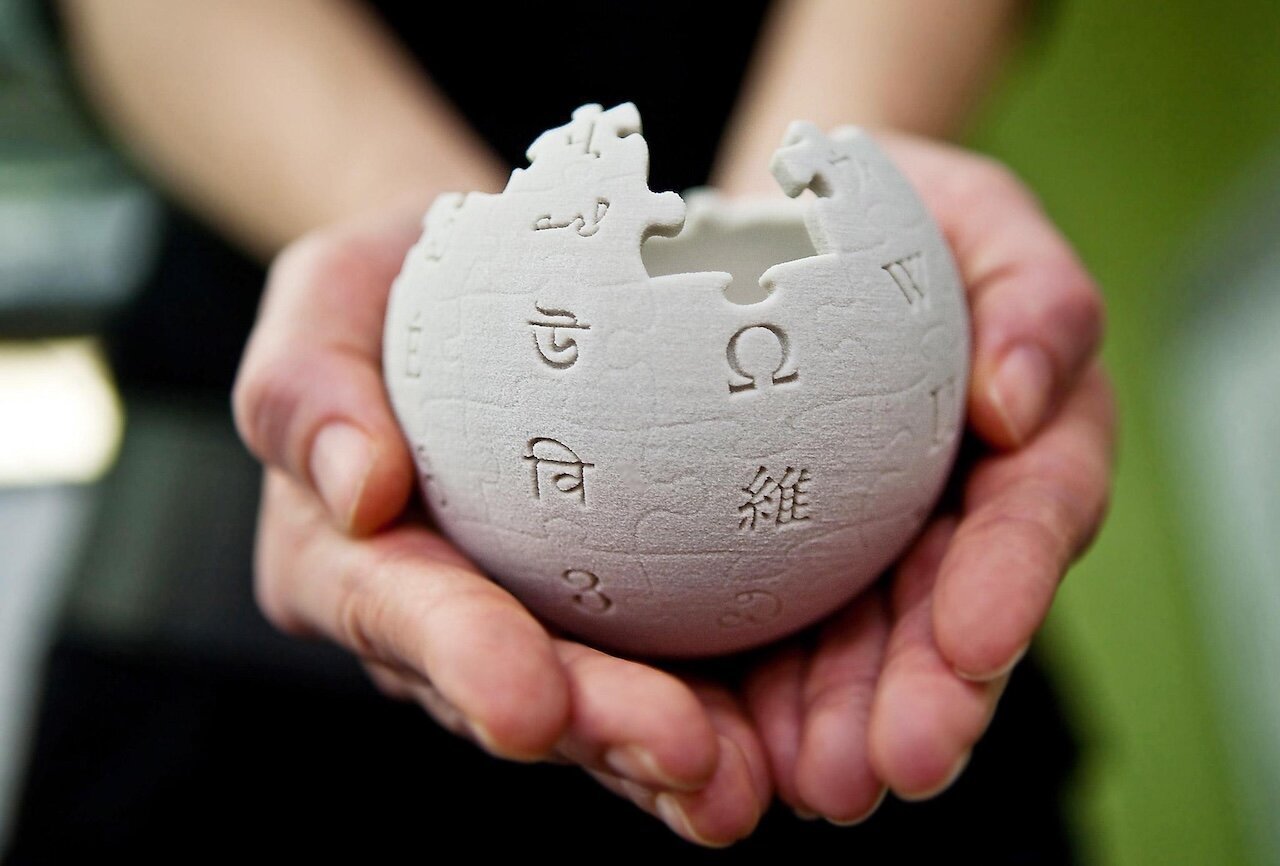 Η Wikipedia αντιμετωπίζει πτώση 8% στις επισκέψεις λόγω chatbots και social media