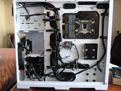Το (σχετικά) συμμαζεμένο αποτέλεσμα από το cable routing!