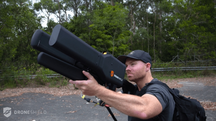 Το DroneGun απενεργοποιεί drones στον αέρα ακόμα και από απόσταση 2 χιλιομέτρων