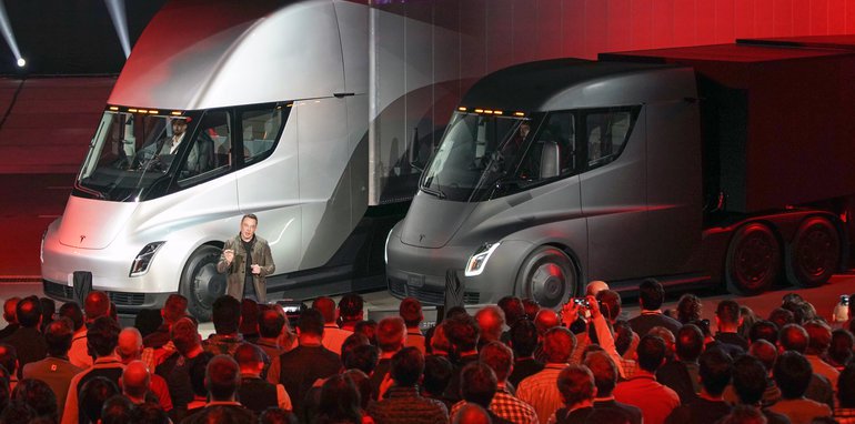 To ηλεκτρικό φορτηγό Tesla Semi έχει αυτονομία 800 χλμ. και πιάνει τα 0-97 χλμ./ ώρα σε 5 δευτερόλεπτα!