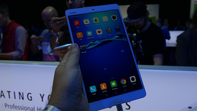 Το MediaPad M3 της Huawei είναι μεταλλικό, με οθόνη 8,4 ιντσών WQXGA και τιμή από τα €349 [Video]