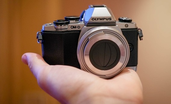 Olympus: Ανακοίνωσε τη νέα mirroless E-M10