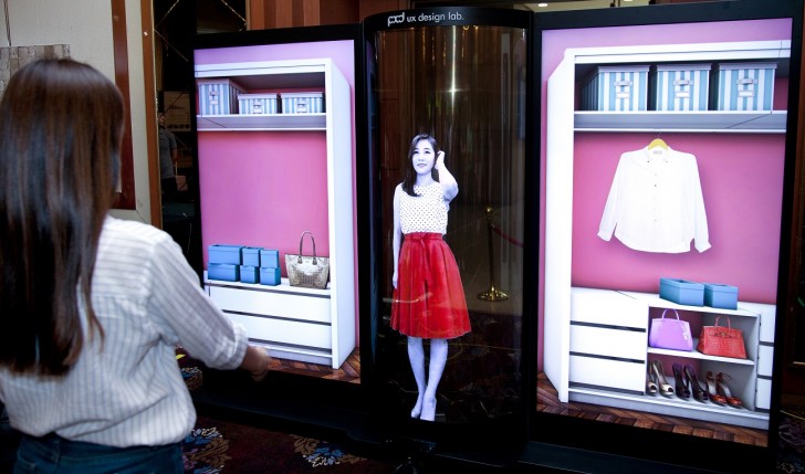 Η LG παρουσίασε μία εύκαμπτη, διάφανη οθόνη OLED με διαγώνιο 77 ιντσών
