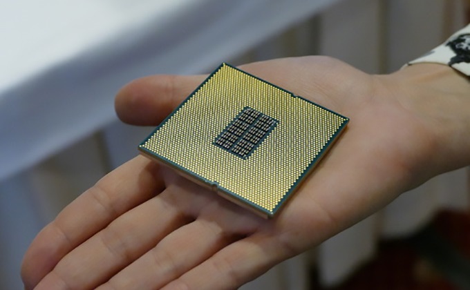 Η Qualcomm ανακοίνωσε τον πρώτο της επιχειρησιακής κλάσης socketed επεξεργαστή