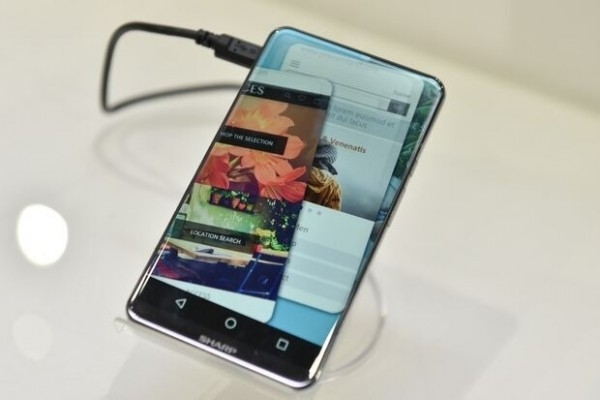 Το Corner R concept της Sharp διαθέτει bezel-less curved edge οθόνη!