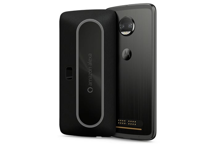 Το νέο Moto Mod της Motorola τοποθετεί ένα Alexa-powered ηχείο στο κινητό σας