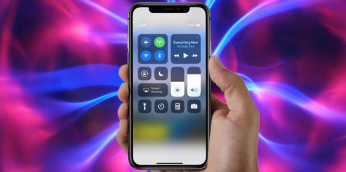 Το iPhone X έχει λίγο μεγαλύτερη μπαταρία από του iPhone 8 Plus και 3GB RAM