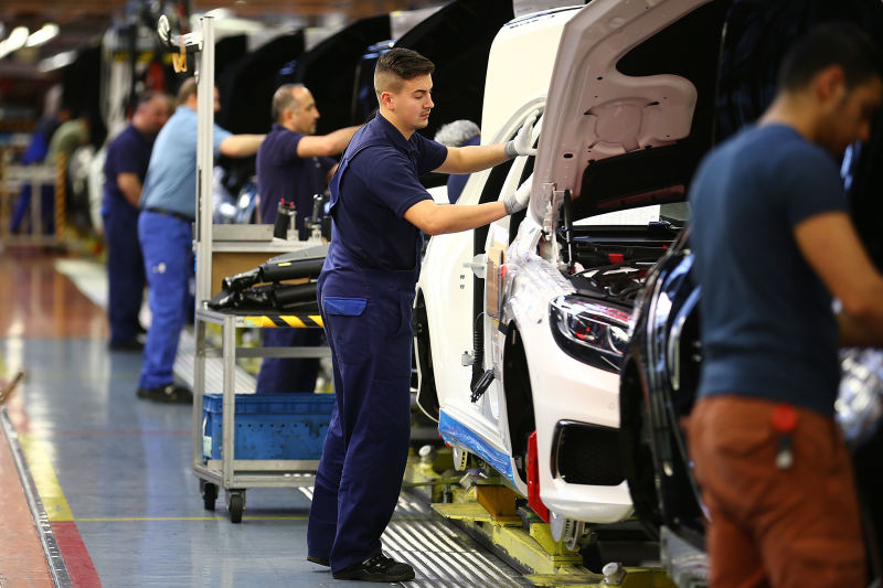 Η Mercedes θα αντικαταστήσει αρκετά ρομπότ της γραμμής παραγωγής με ανθρώπινο δυναμικό