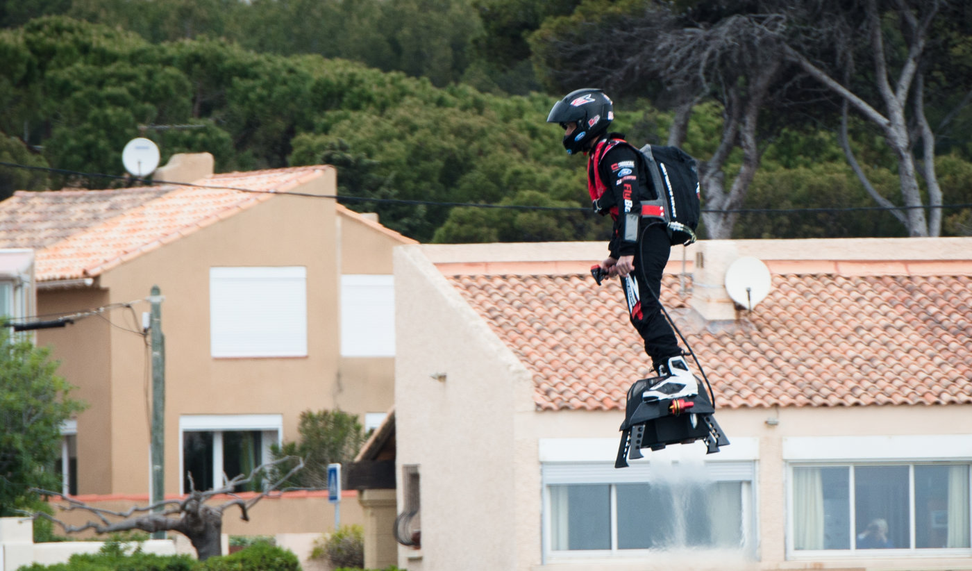Παγκόσμιο ρεκόρ απόστασης για το Flyboard Air, το εντυπωσιακό hoverboard