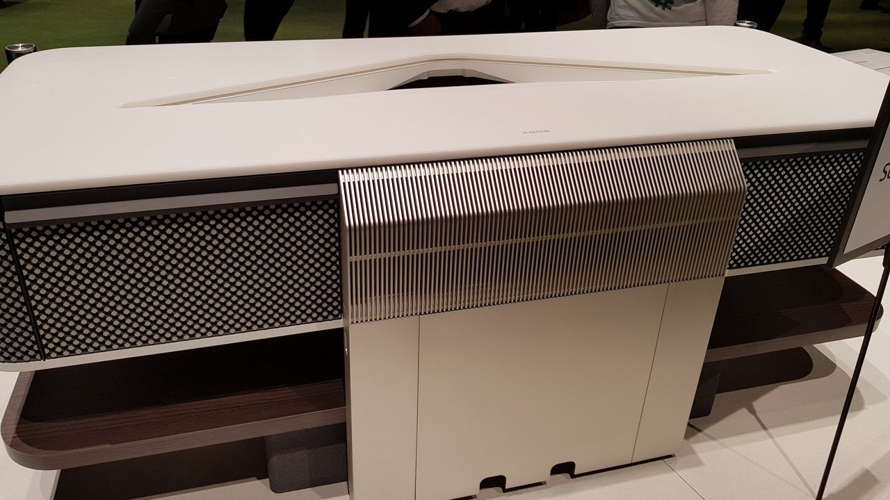 Ο νέος 4K Ultra Short Throw Projector της Sony, LSPX-A1, στοιχίζει σχεδόν όσο το Tesla Model 3