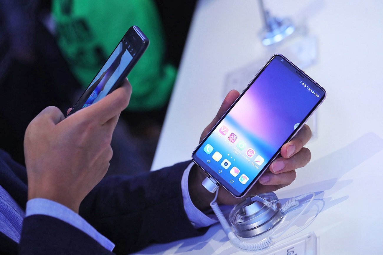 Φήμες ότι η LG θα αναβαθμίσει το V30 με κάμερα AI και θα το κυκλοφορήσει ως V30s