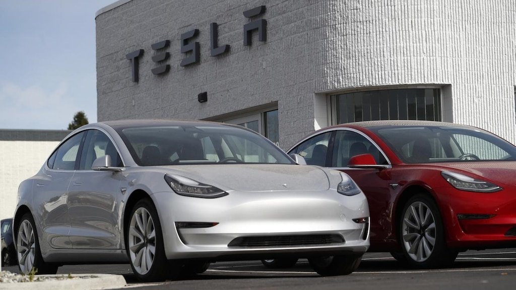 Η Tesla απολύει το 9% του εργατικού δυναμικού της