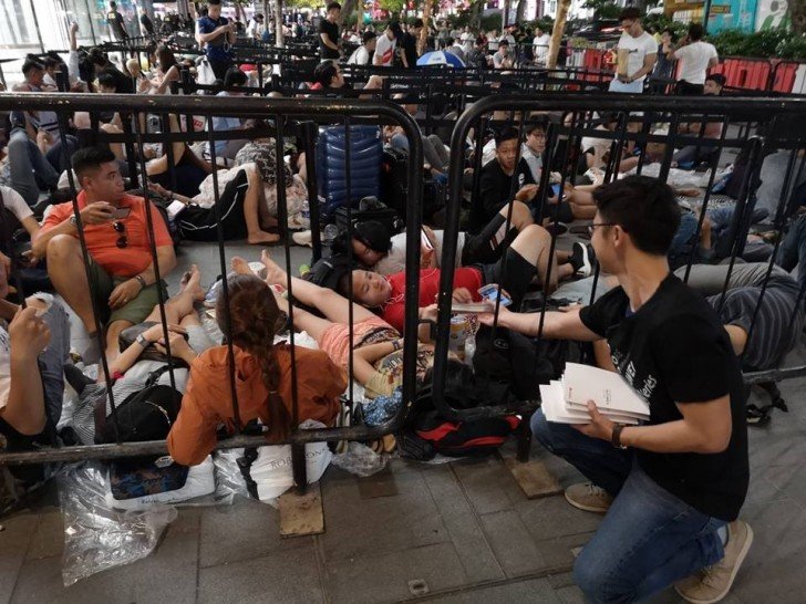 Η Huawei "τρολάρει" πάλι την Apple και μοιράζει... power banks έξω από Apple Store