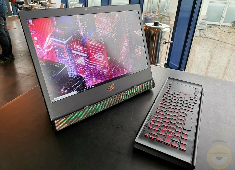 Το ASUS ROG Mothership είναι ένα τεράστιο gaming Surface Pro