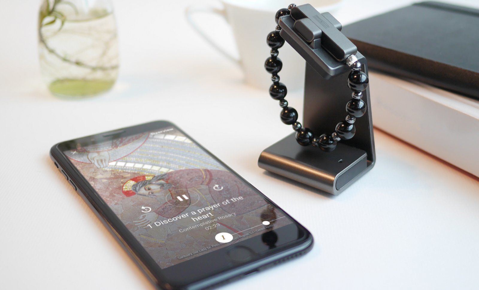 Το Βατικανό παρουσίασε ένα… wearable, το «Click to Pray» eRosary