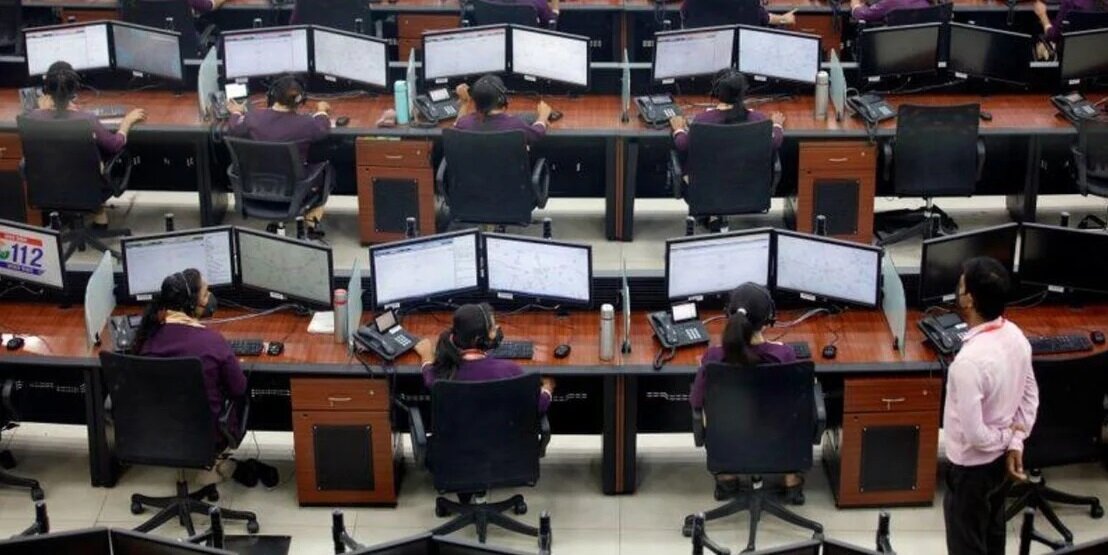 Η Ινδία επιβάλλει τη χρήση εφαρμογής στο κινητό για τον κορωνοϊό σε όλους τους εργαζόμενους