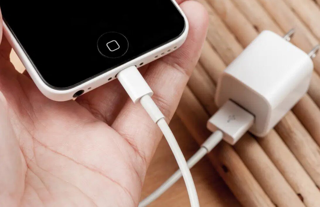 Η Samsung κοροϊδεύει την Apple για την έλλειψη του φορτιστή, αλλά έως πότε;