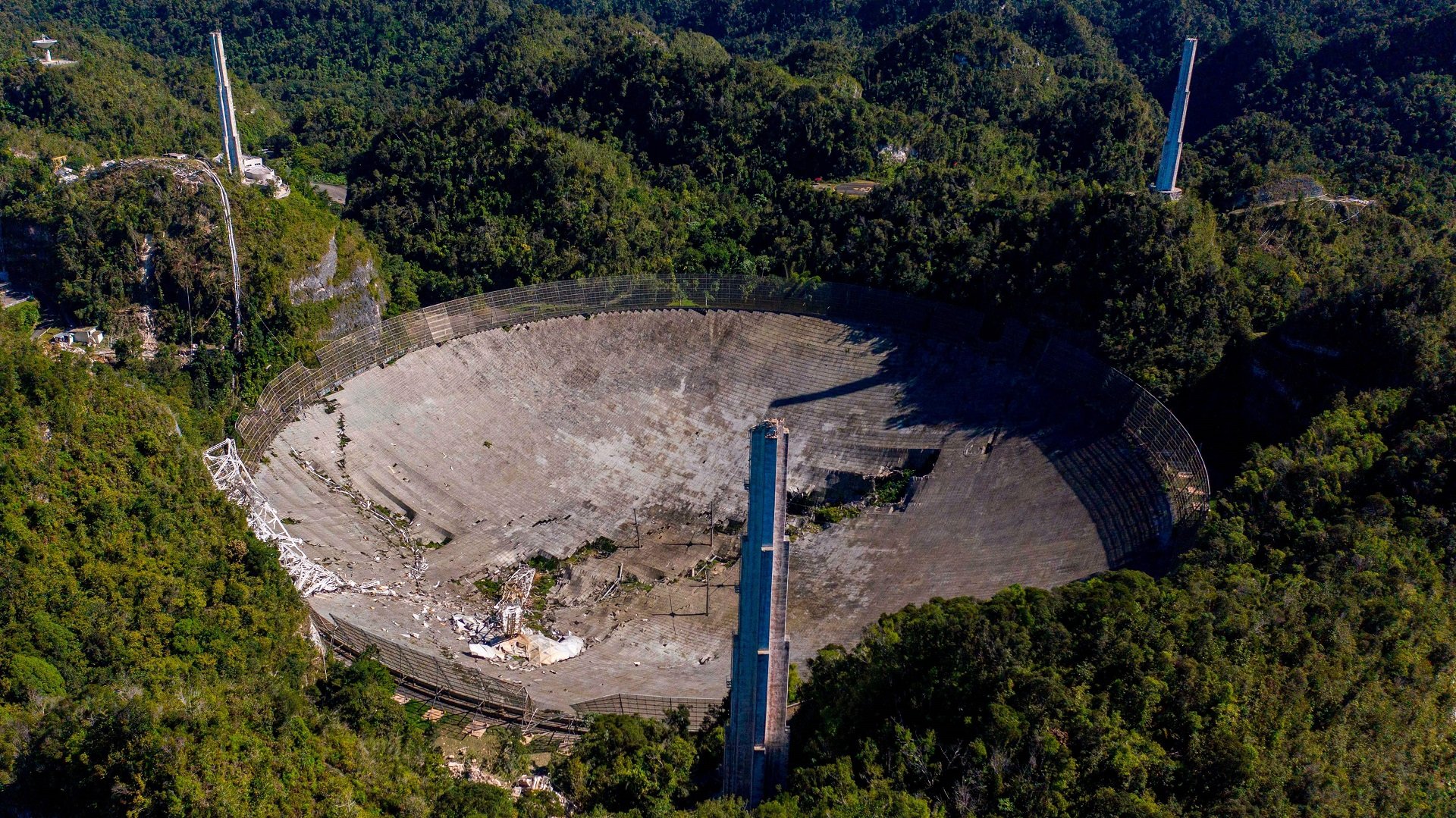 Drone καταγράφει τη δραματική πτώση του Arecibo
