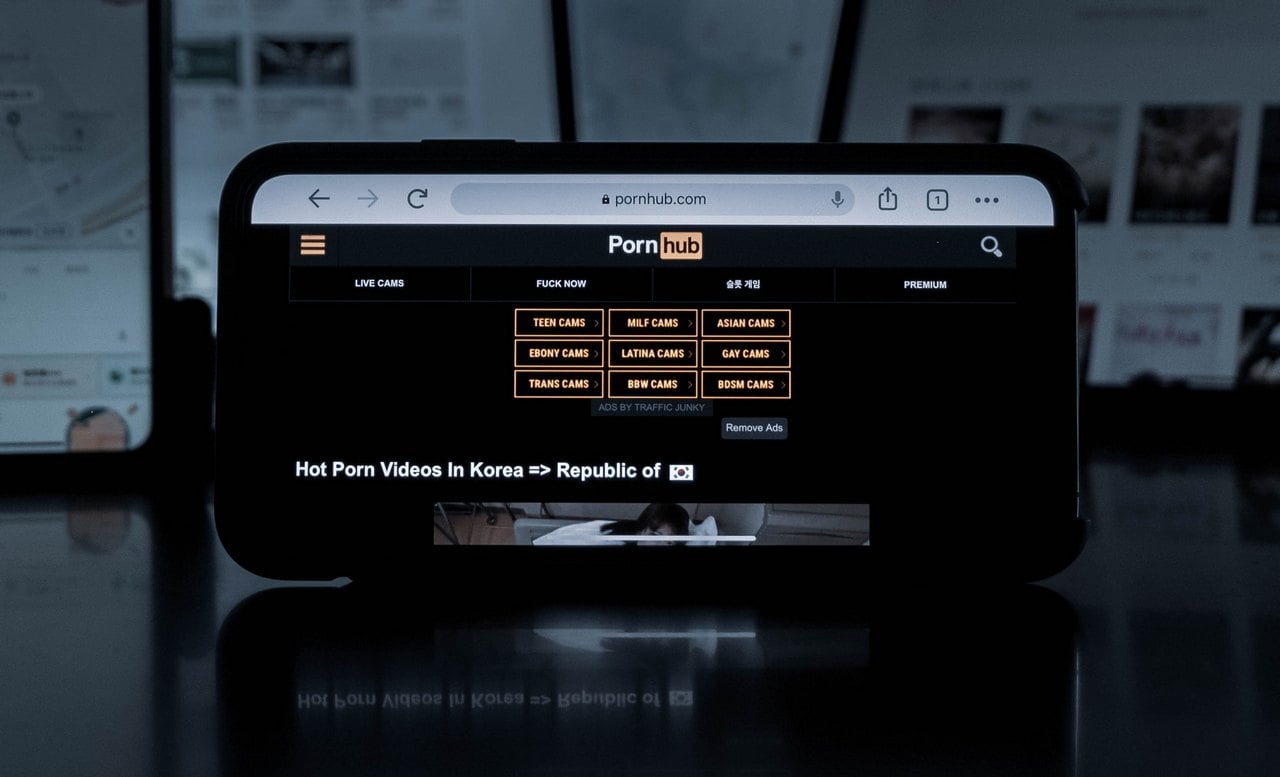 Το Pornhub αφαιρεί όλα τα μη επαληθευμένα βίντεο από την πλατφόρμα του