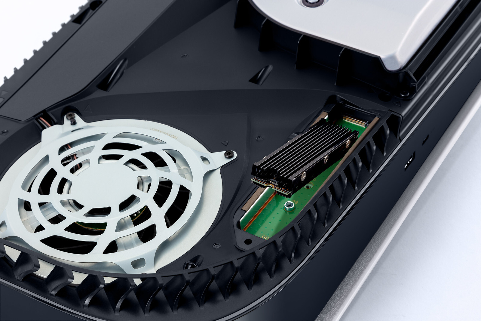 Το September Software Update για το PlayStation 5 φέρνει και τη δυνατότητα αναβάθμισης με M.2 SSD