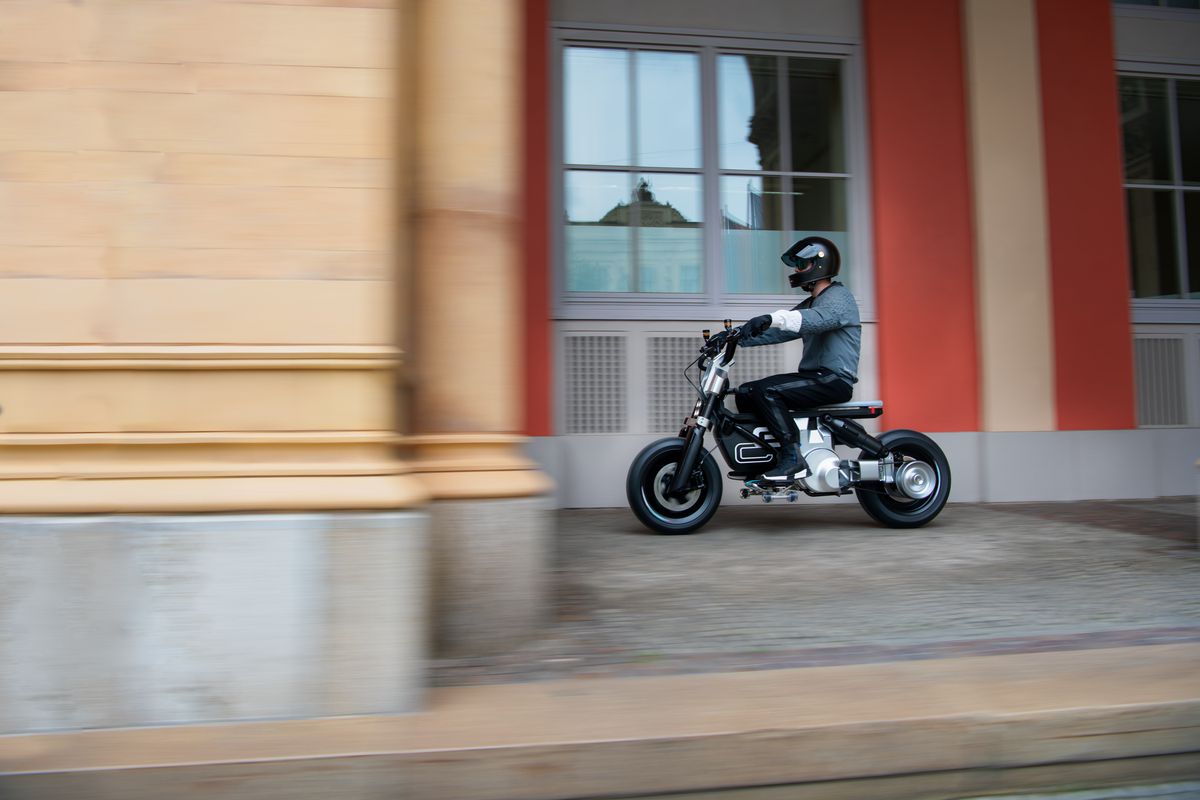 Η BMW παρουσίασε το δίτροχο ηλεκτρικό κόνσεπτ CE 02