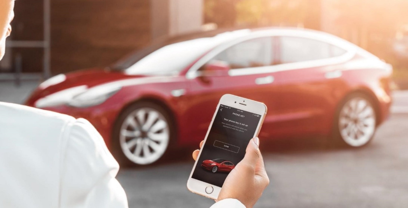 Πρόβλημα στις υπηρεσίες της Tesla κλείδωσε ιδιοκτήτες έξω από το αυτοκίνητό τους