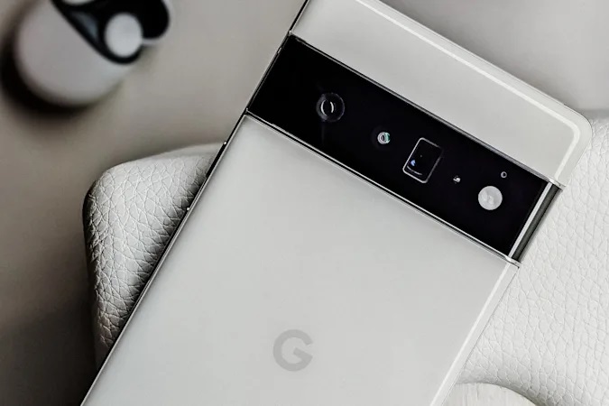 Η Google επιδιόρθωσε το bug στο Pixel 6 που καλούσε τυχαία επαφές