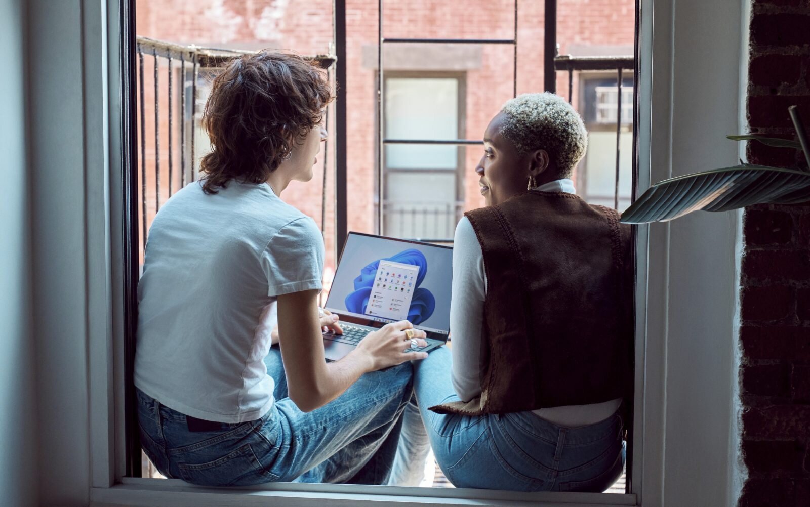 Η πρώτη μεγάλη αναβάθμιση των Windows 11 έρχεται με αλλαγές στην taskbar, με Android apps κ.ά.