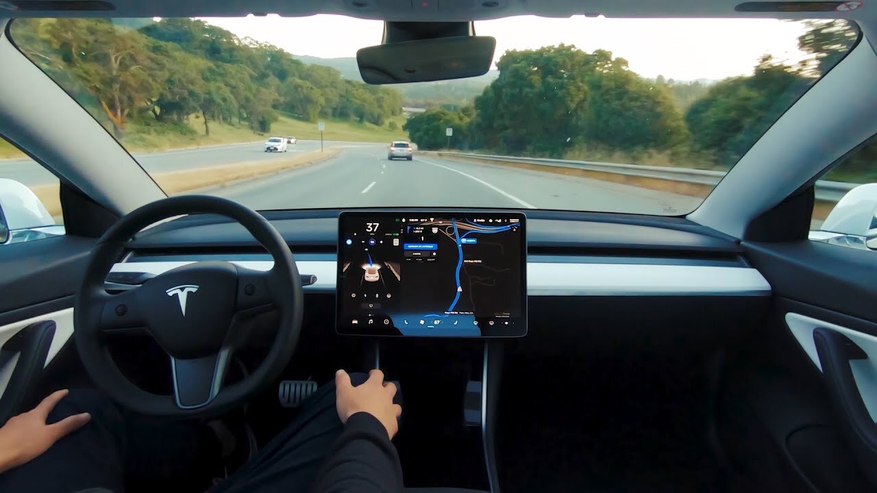 Η Tesla ανακαλεί 54 χιλιάδες οχήματα επειδή ενδέχεται να παραβιάσουν σήμανση STOP