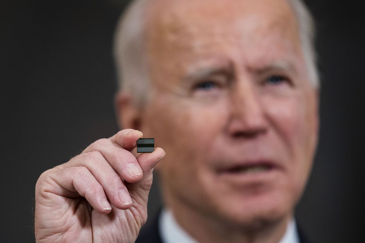 O Πρόεδρος Joe Biden υπέγραψε το νομοσχέδιο «CHIPS and Science» για την ενίσχυση της παραγωγής ημιαγωγών