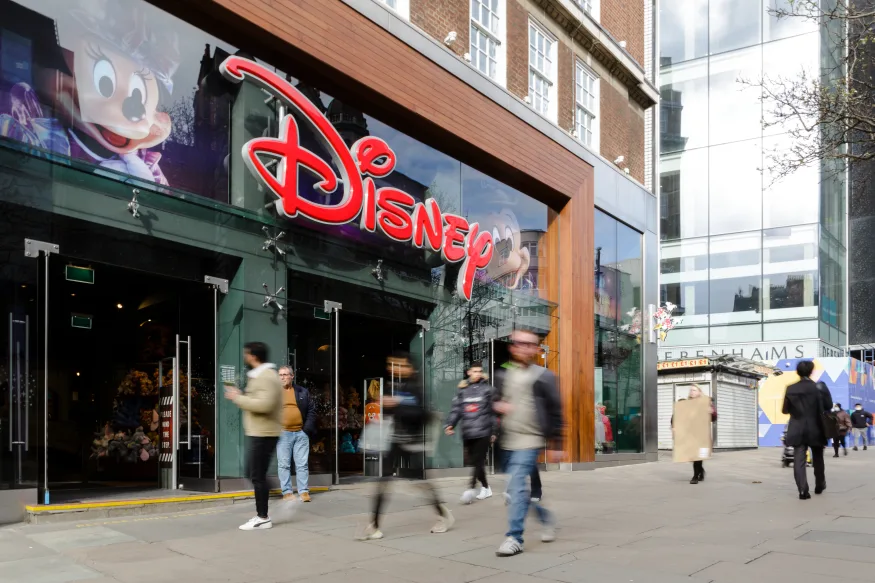 Η Disney παγώνει τις προσλήψεις ενώ αναμένεται να προχωρήσει και σε απολύσεις