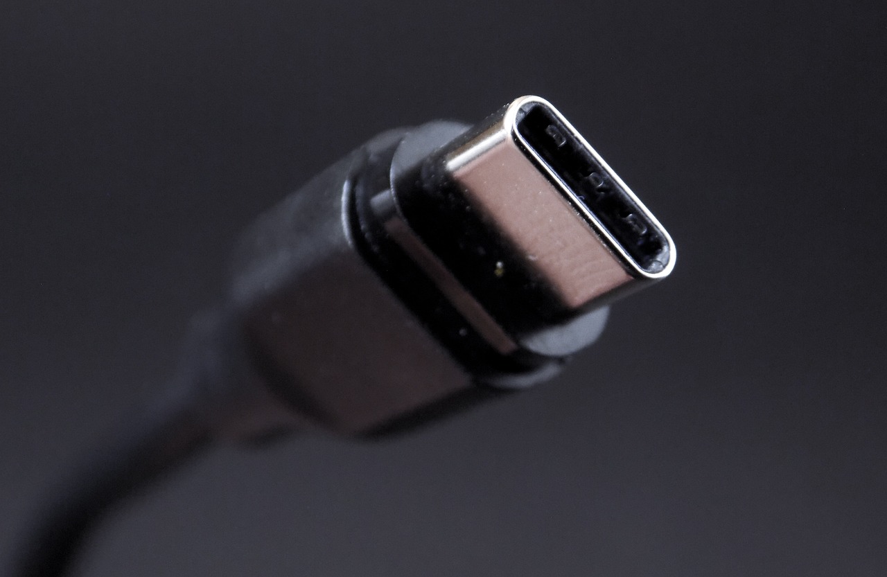 Η ΕΕ ορίζει επίσημη ημερομηνία για το πότε smartphones και άλλες mobiles συσκευές θα περάσουν σε USB-C φόρτιση