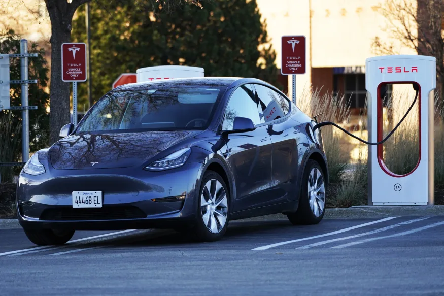 Υπάλληλοι της Tesla μοίραζαν μεταξύ τους διάφορα βίντεο από τις κάμερες των οχημάτων με προσωπικές στιγμές των ιδιοκτητών τους