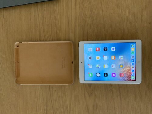 Περισσότερες πληροφορίες για "iPad Air 1st gen 128GB 4G + Apple leather smart case"