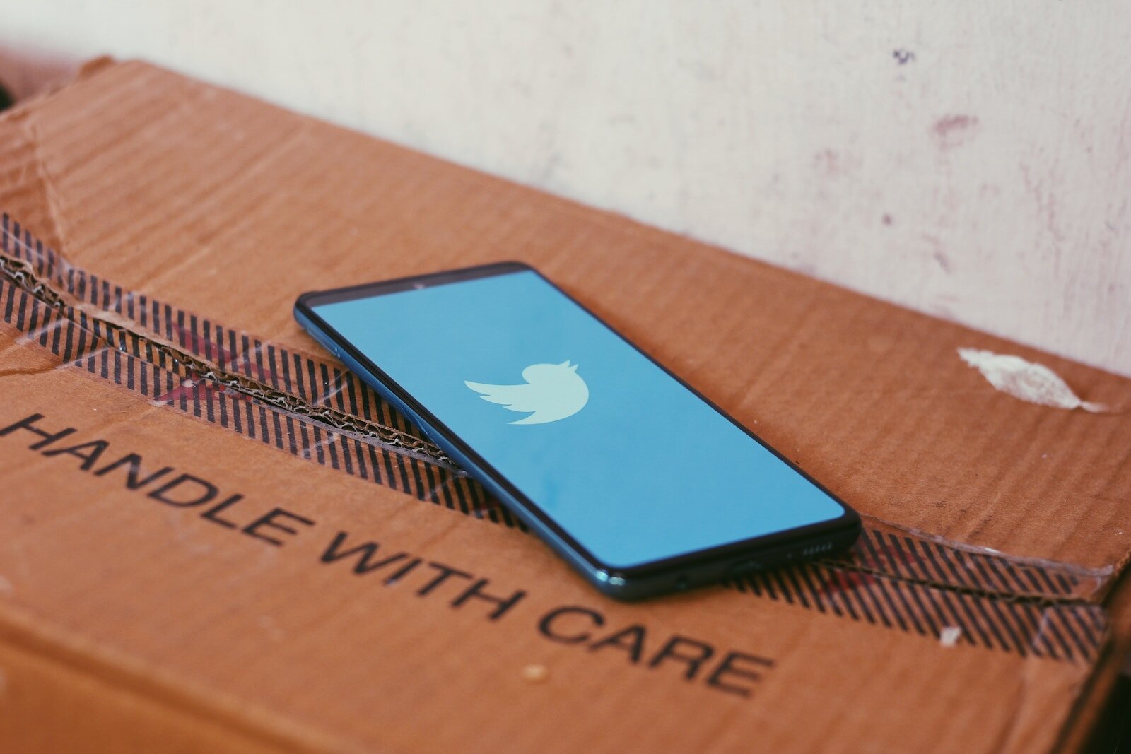 Όρια στην ανάγνωση των tweets βάζει το Twitter