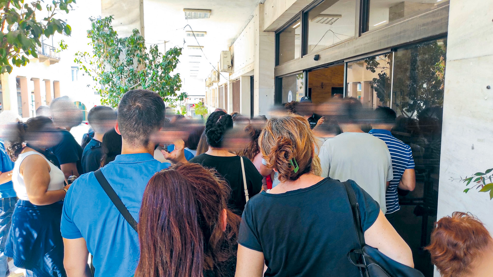 Περισσότερες πληροφορίες για "Ουρές από πολίτες για επανέκδοση παλιών ταυτοτήτων για αποφυγή...τσιπ"