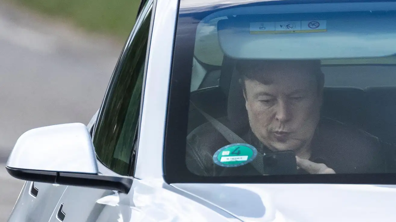 Η Tesla αναπροσαρμόζει πέρα από την εμβέλεια των οχημάτων Model Y, S και X και το σύστημα Autopilot