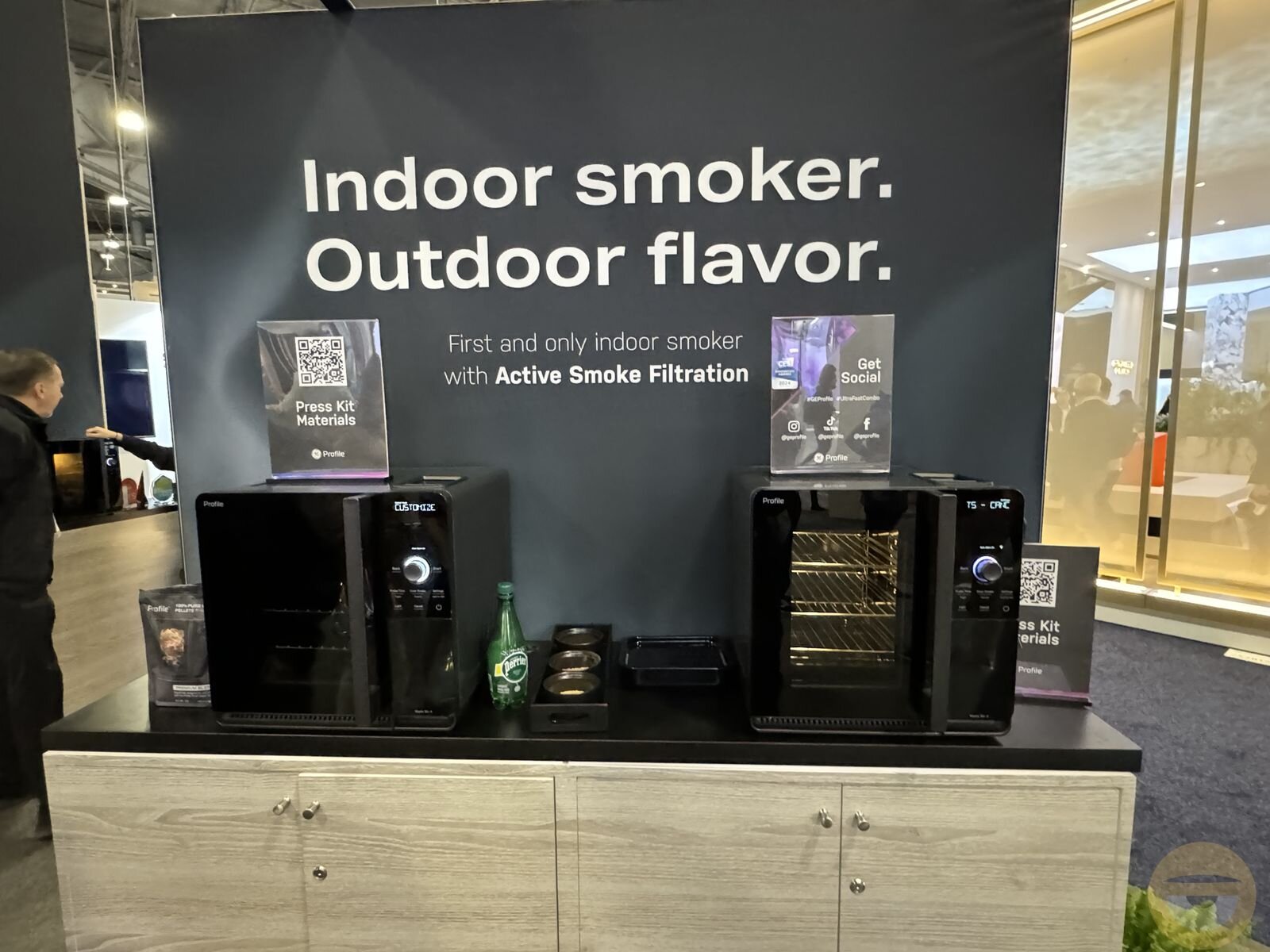 Περισσότερες πληροφορίες για "Barbeque εσωτερικού χώρου από τη GE Appliances στη CES"