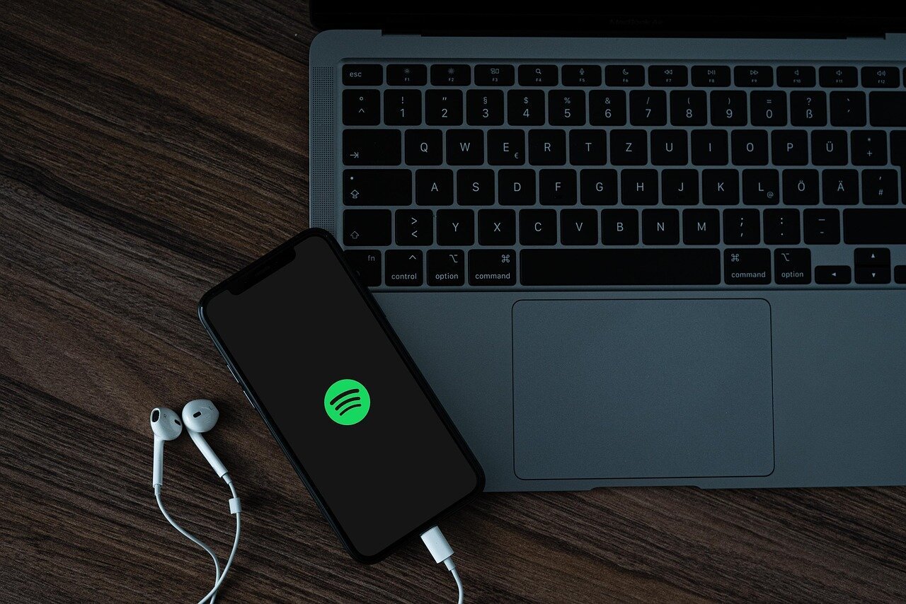 Το Spotify κατηγορεί την Apple για "εκβιασμό" με τη νέα προμήθεια και τους όρους που ανακοίνωσε για το App Store
