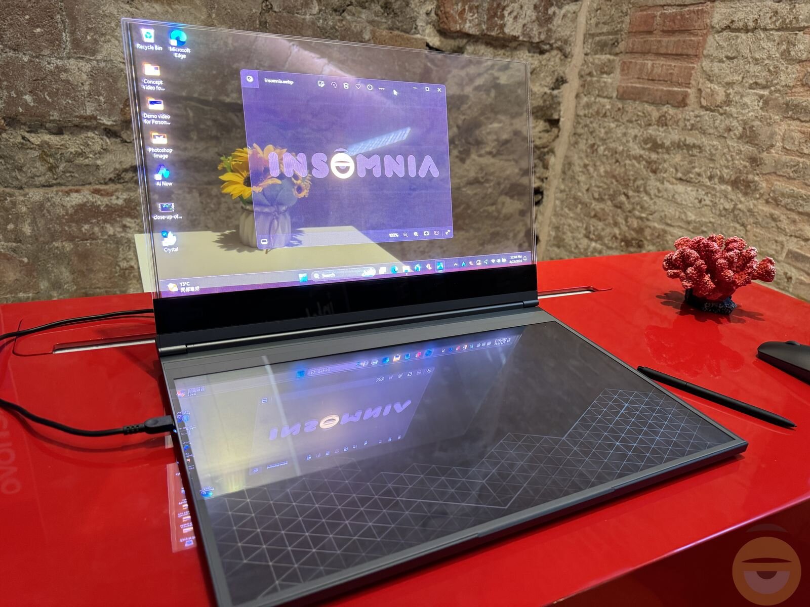 Laptop με διάφανη οθόνη παρουσίασε στο MWC η Lenovo