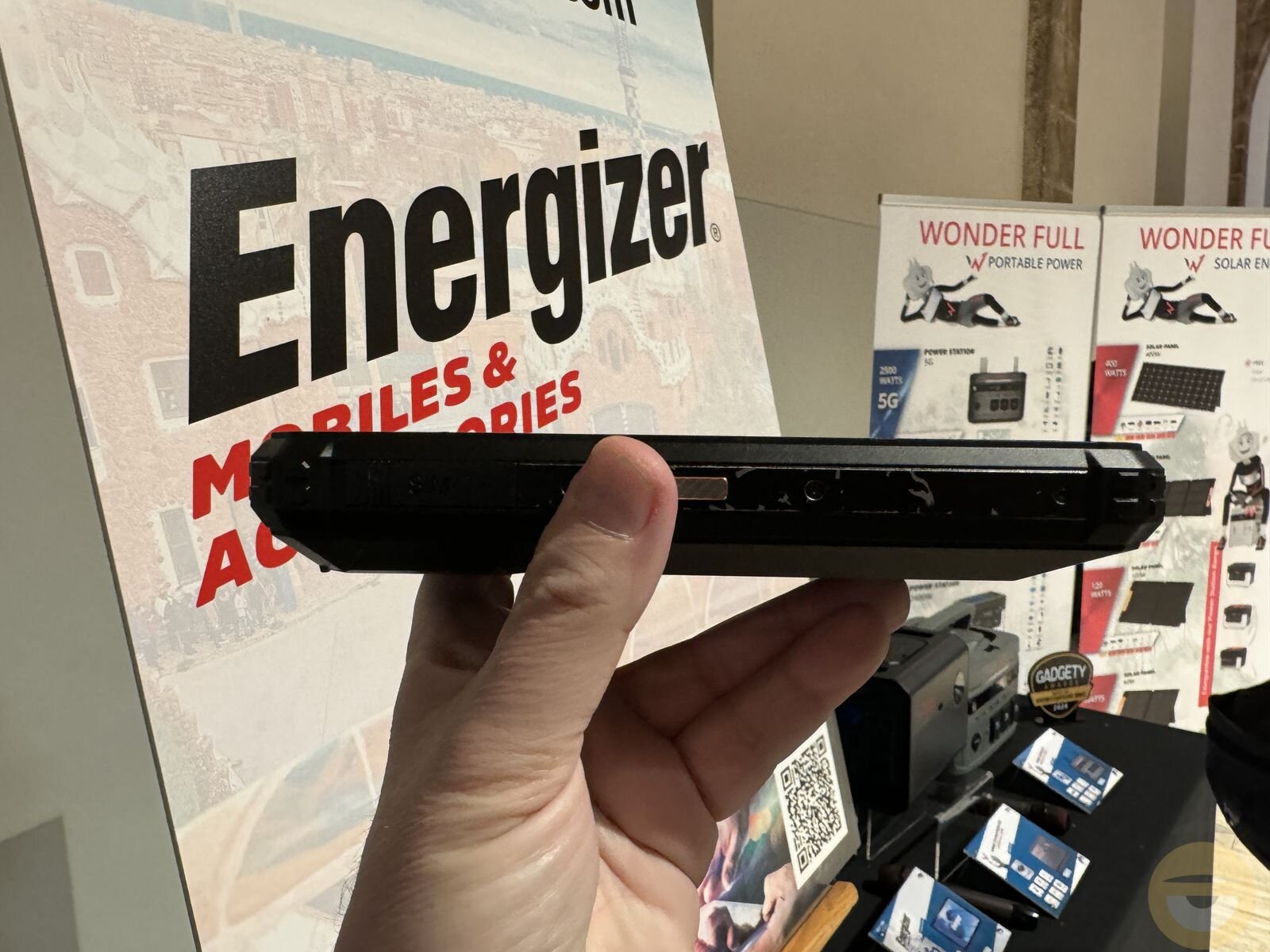 5 χρόνια μετά, η Energizer επιστρέφει στο MWC με smartphone που διαθέτει μπαταρία 28.000mAh