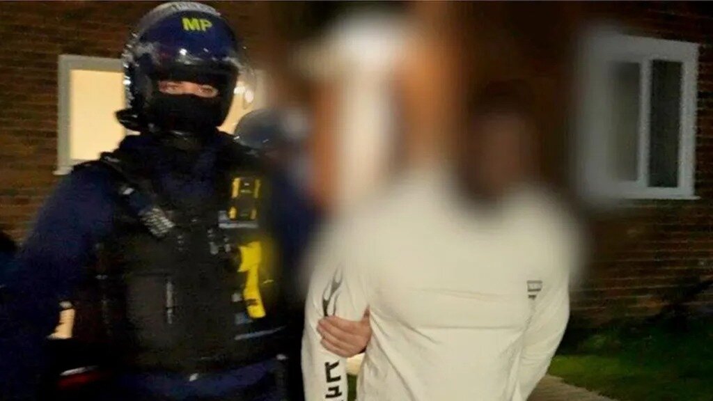 Περισσότερες πληροφορίες για "Διεθνή συμμορία κατηγορούμενη για απάτες μεγάλης κλίμακας εξάρθρωσαν οι αστυνομικές αρχές"