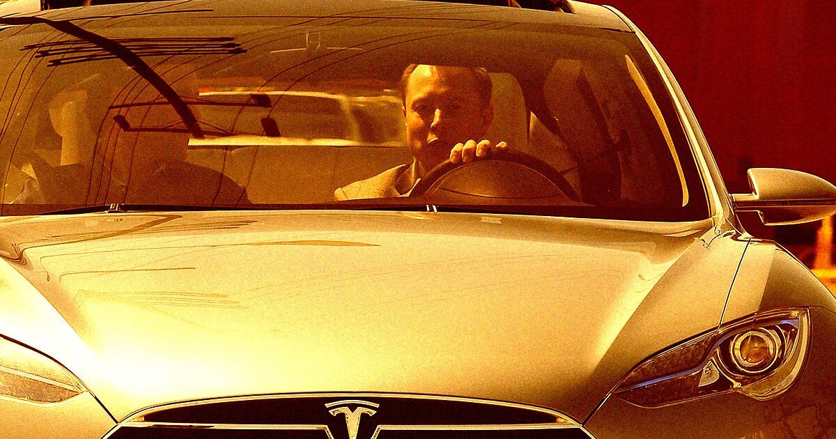Στη βάση του πώς οδηγεί ο ίδιος υποχρεώνει ο Μασκ την Tesla να εκπαιδεύει τα αυτό-οδηγούμενα μοντέλα της