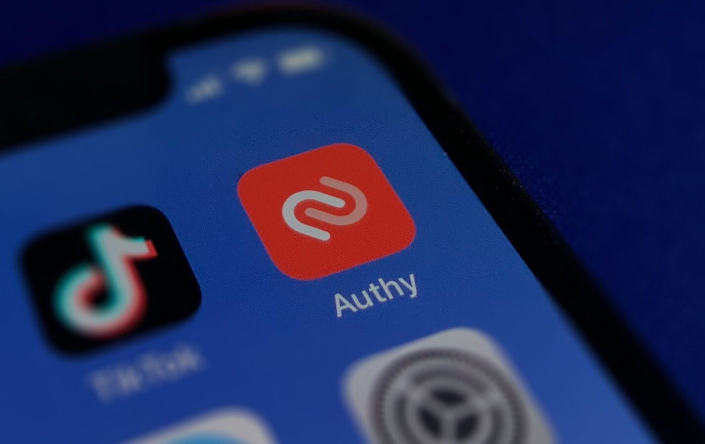 Περισσότερες πληροφορίες για "Hacking στη δημοφιλή εφαρμογή Authy οδηγεί σε διαρροή 33 εκατομμυρίων τηλεφωνικών αριθμών"