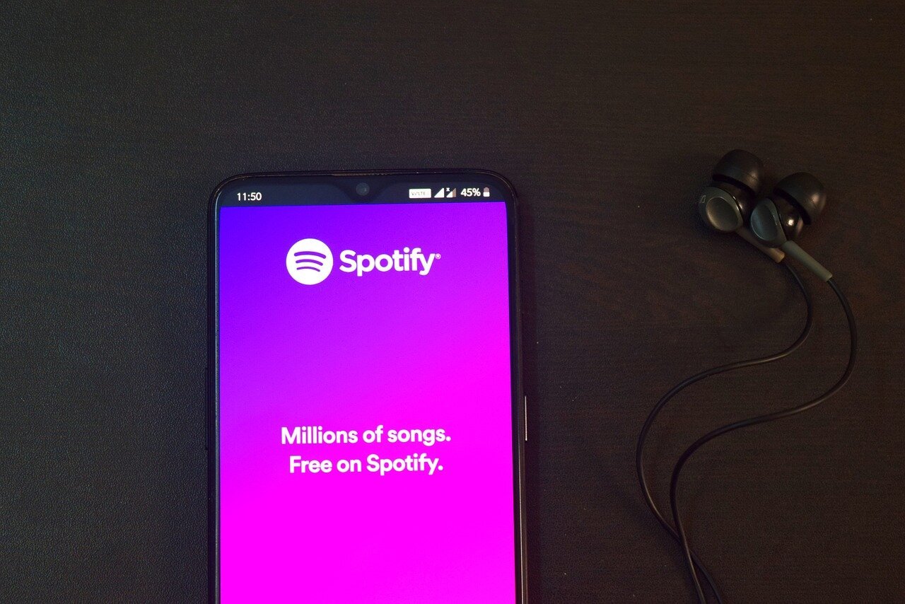 Το Spotify επαναφέρει την πρόσβαση στους στίχους και για τους χρήστες της δωρεάν συνδρομής