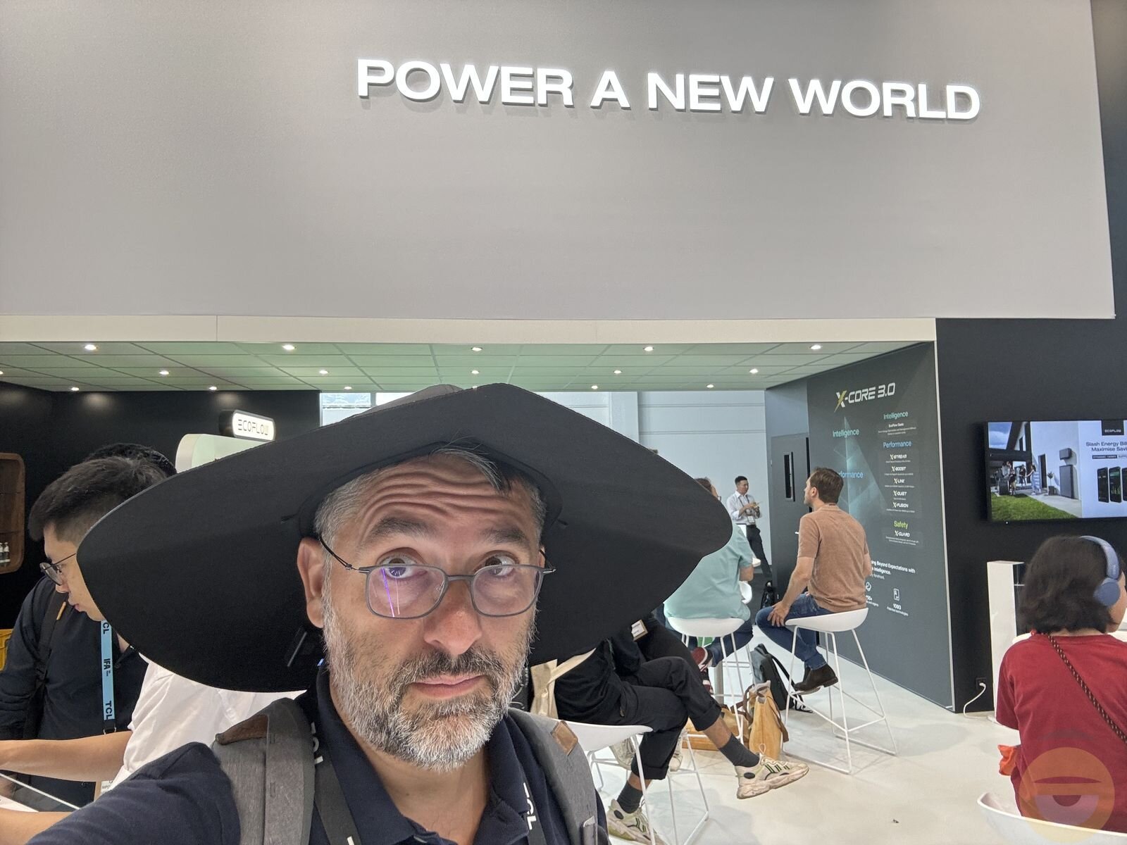 Το Power Hat της EcoFlow είναι ένα καπέλο που φορτίζει συσκευές