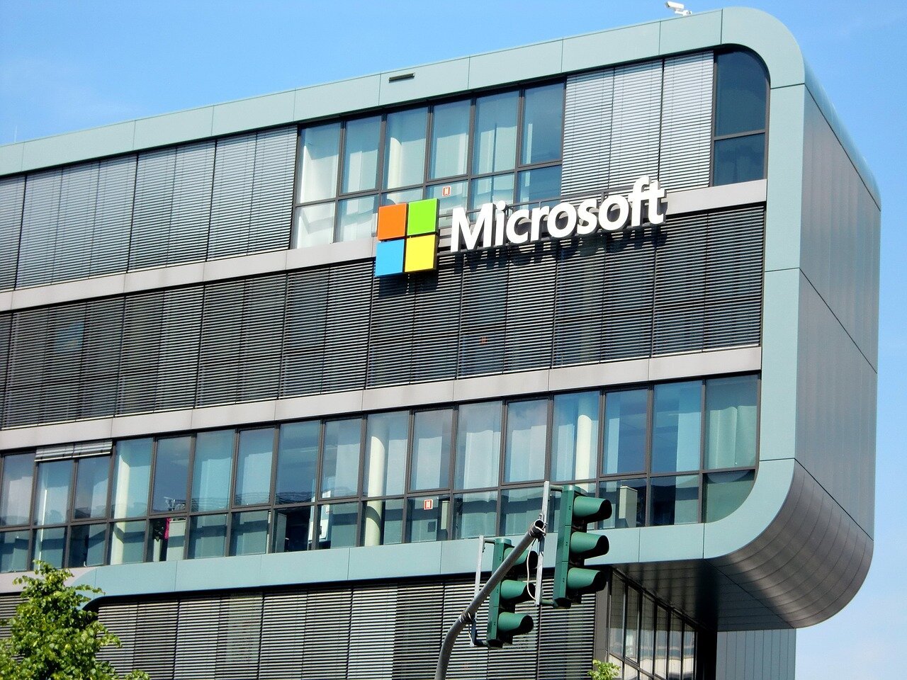 Η Microsoft κατηγορεί την Google για κρυφή επιρροή στην ευρωπαϊκή αγορά cloud