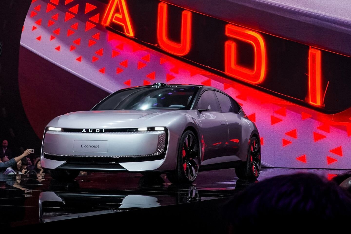 Περισσότερες πληροφορίες για "Η Audi λανσάρει νέο λογότυπο στην κινεζική αγορά χωρίς τους τέσσερις κύκλους"