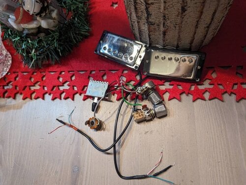 Περισσότερες πληροφορίες για "Roswell LAF Alnico 5 humbucker set + knobs + pot +push-pull + 3-way + jack"